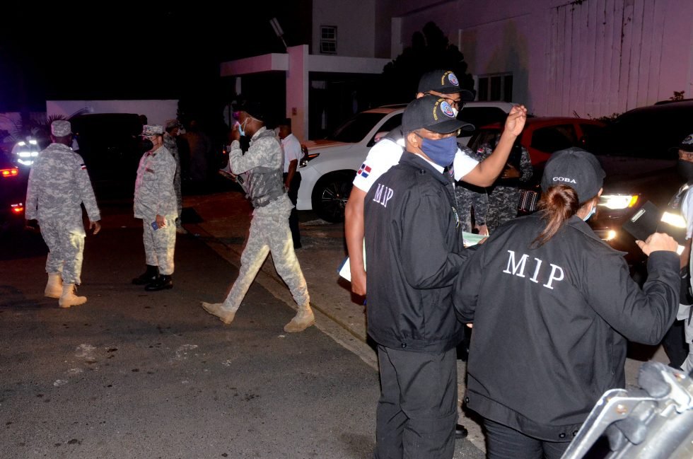 Detienen 24 personas en operativo en establecimientos violaban horario