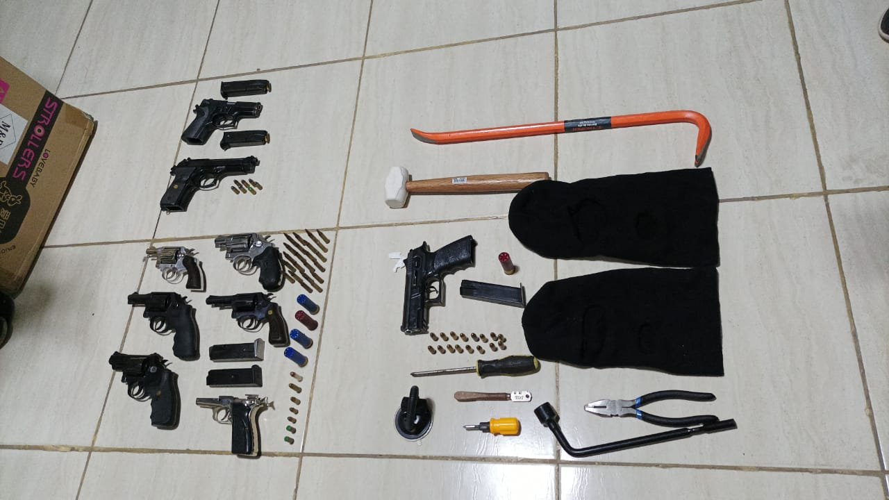 Policía y MP desarticulan banda de asaltantes, apresan integrantes y ocupan armas de fuego y municiones