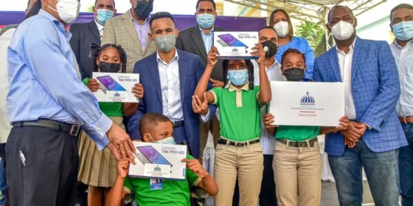 Educación concluye la distribución de equipos tecnológicos en La Vega; inicia la entrega de tablets y notebooks en Hato Mayor