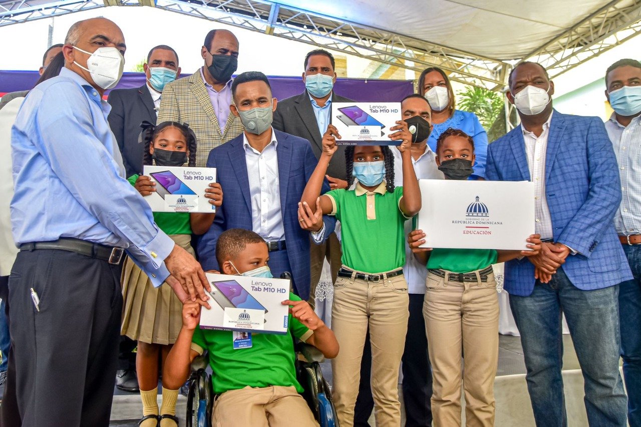 Educación concluye la distribución de equipos tecnológicos en La Vega; inicia la entrega de tablets y notebooks en Hato Mayor