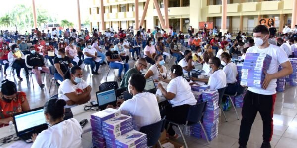 Ministerio de Educación entrega más de 30 mil equipos tecnológicos a estudiantes en Bonao