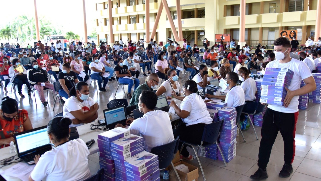 Ministerio de Educación entrega más de 30 mil equipos tecnológicos a estudiantes en Bonao