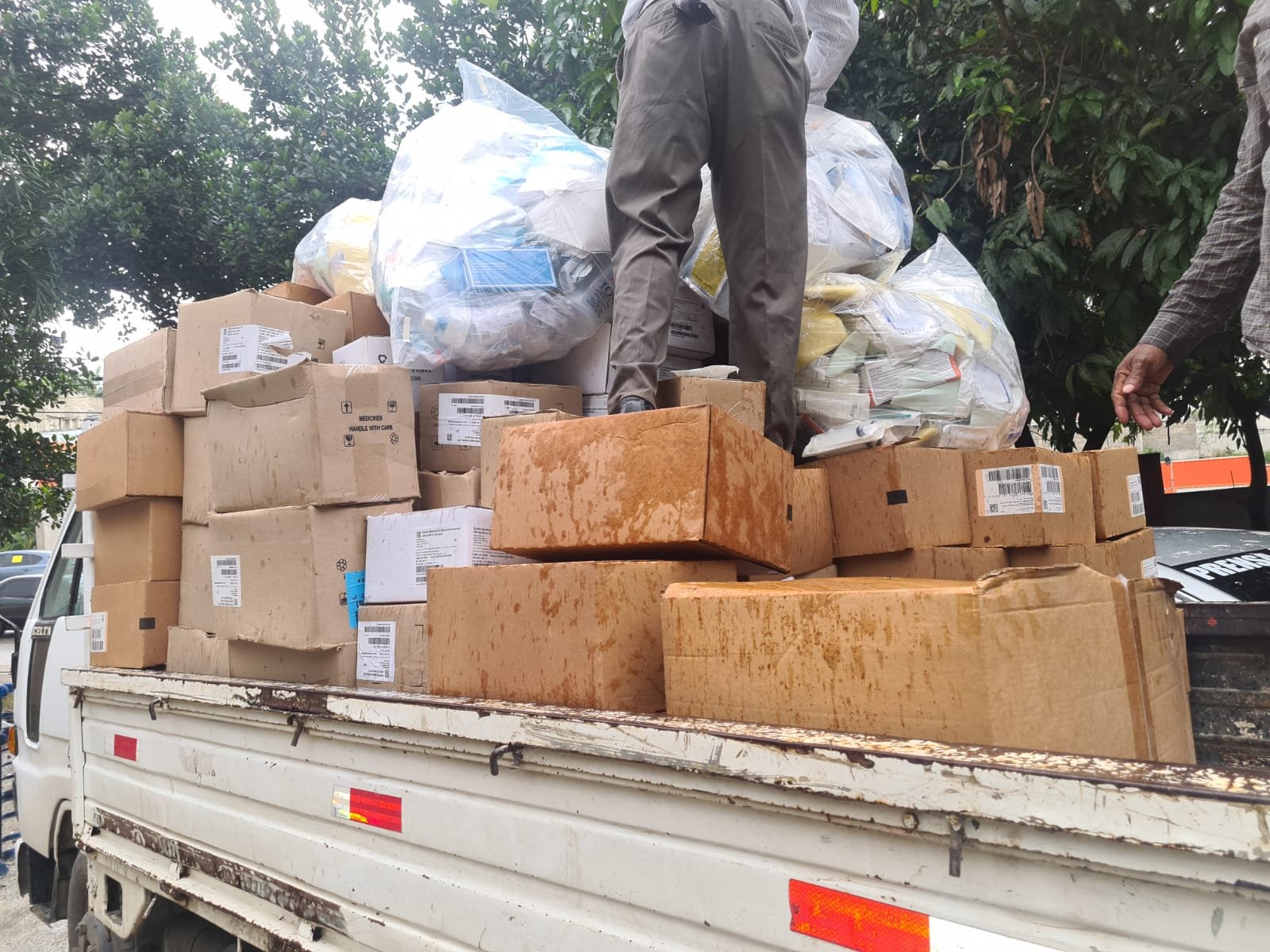 Fundación Cruz Jiminián envía varios camiones  de medicamentos, camas y ropa  para Haití