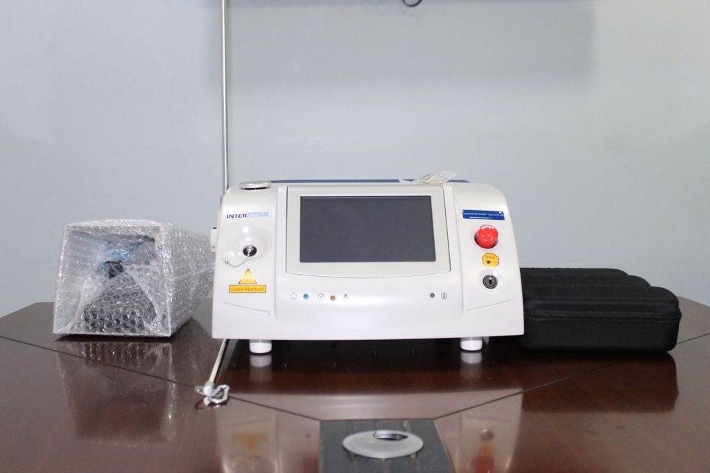 Clínica Cruz Jiminián adquiere moderna máquina láser para el tratamiento de las varices 