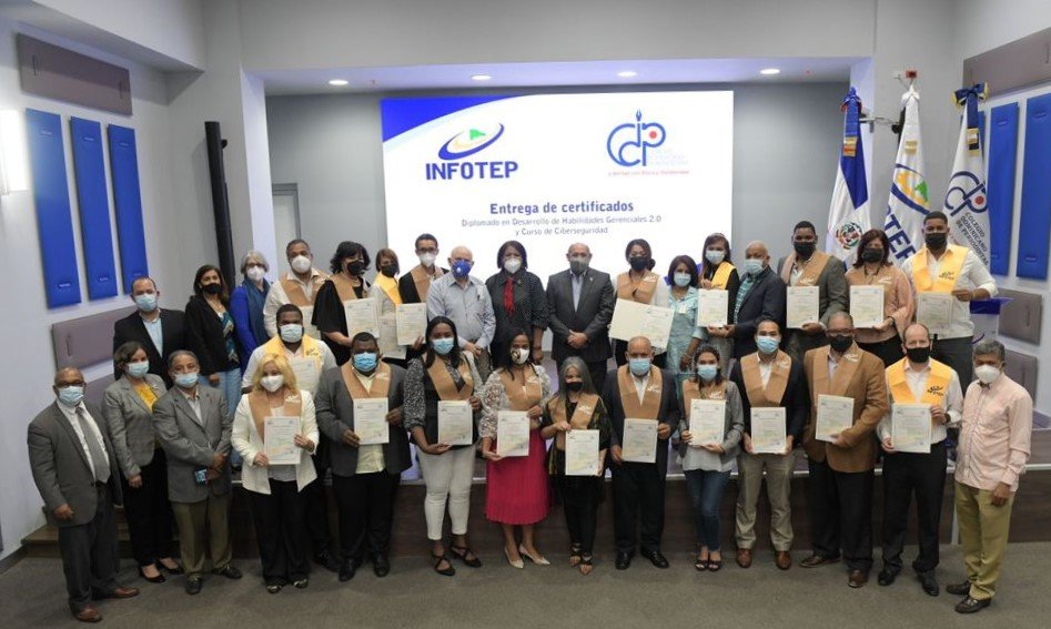 INFOTEP y CDP entregan certificados en Ciberseguridad y Habilidades Gerenciales a 38 periodistas