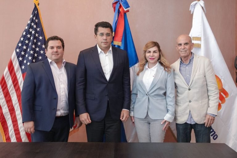Turismo firma acuerdo con agencias de viajes para promover RD en Florida