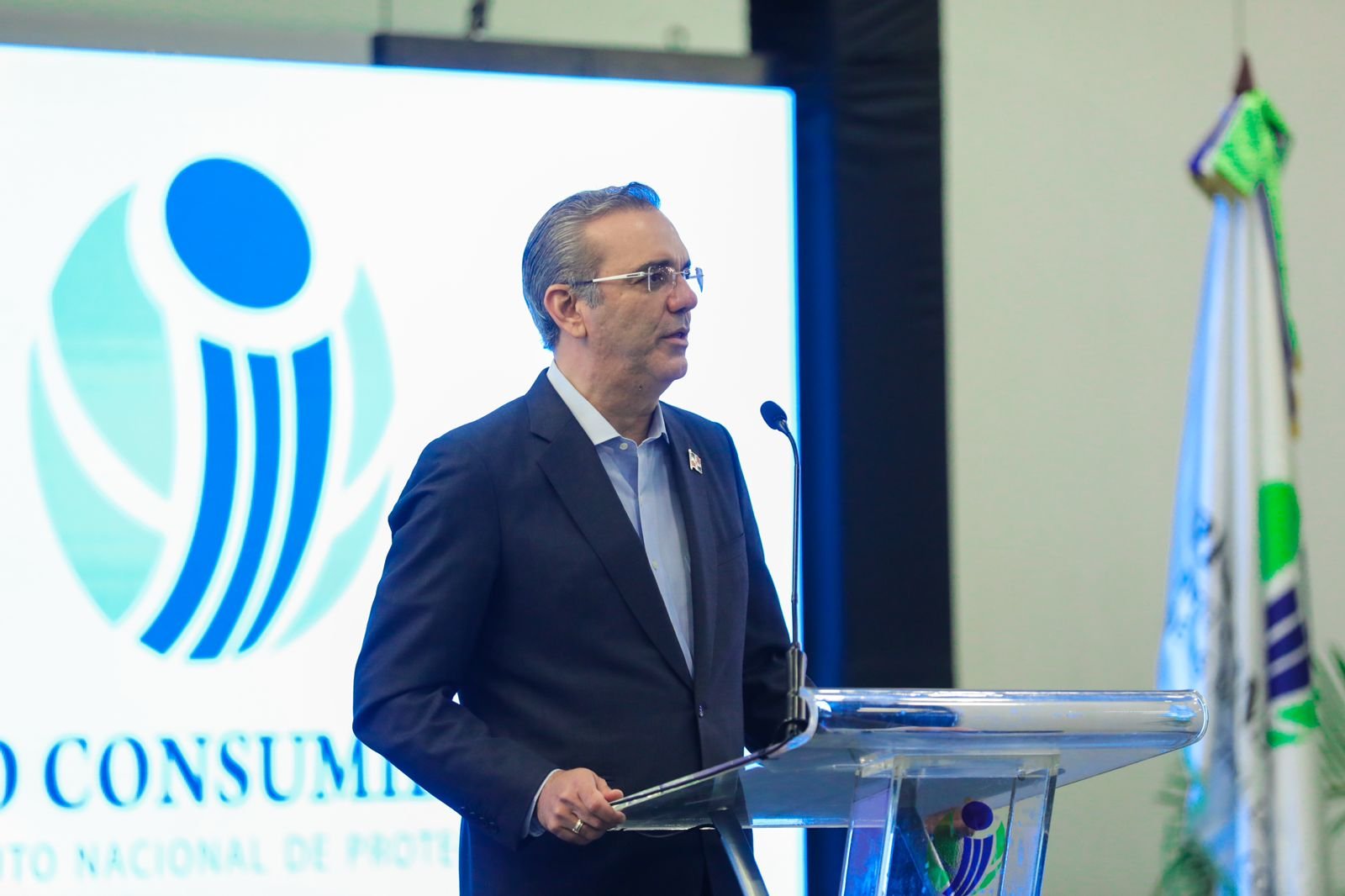 Presidente Abinader expresa apoyo a ProConsumidor para desaparecer “ácido del diablo” en el país