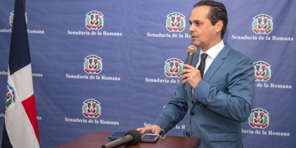 Senador Iván Silva promueve consenso para solución conflicto transporte La Romana