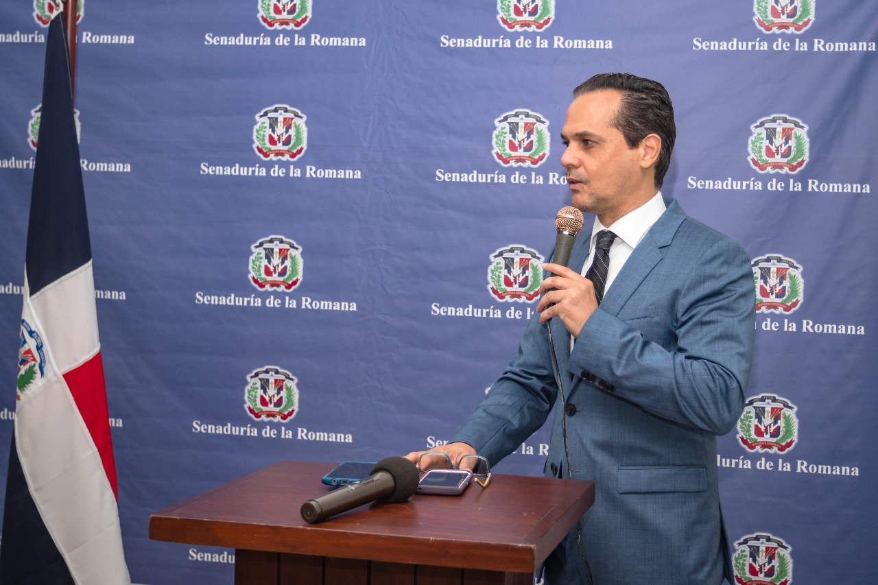 Senador Iván Silva promueve consenso para solución conflicto transporte La Romana