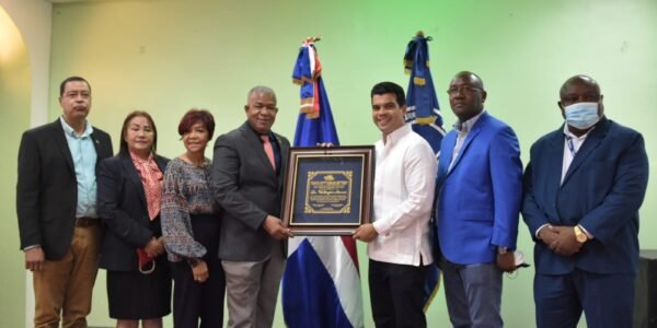 Director de INAPA recibe placa de reconocimiento de nueva directiva del CODIA