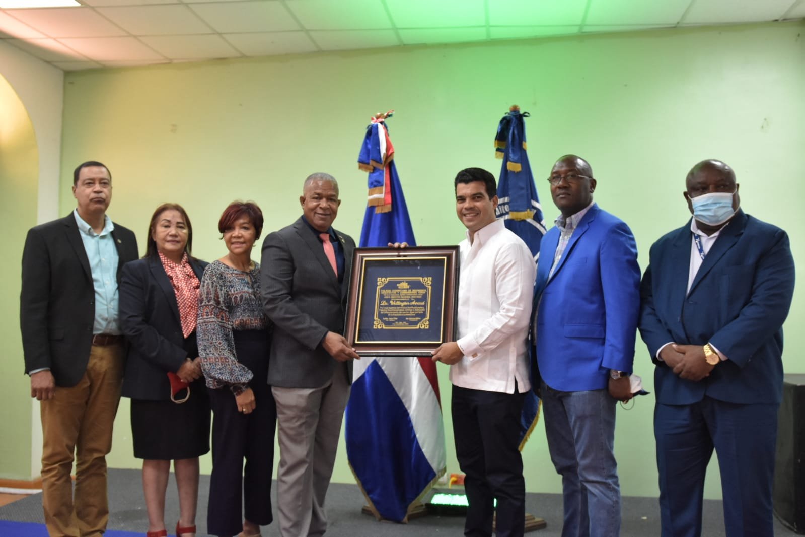 Director de INAPA recibe placa de reconocimiento de nueva directiva del CODIA