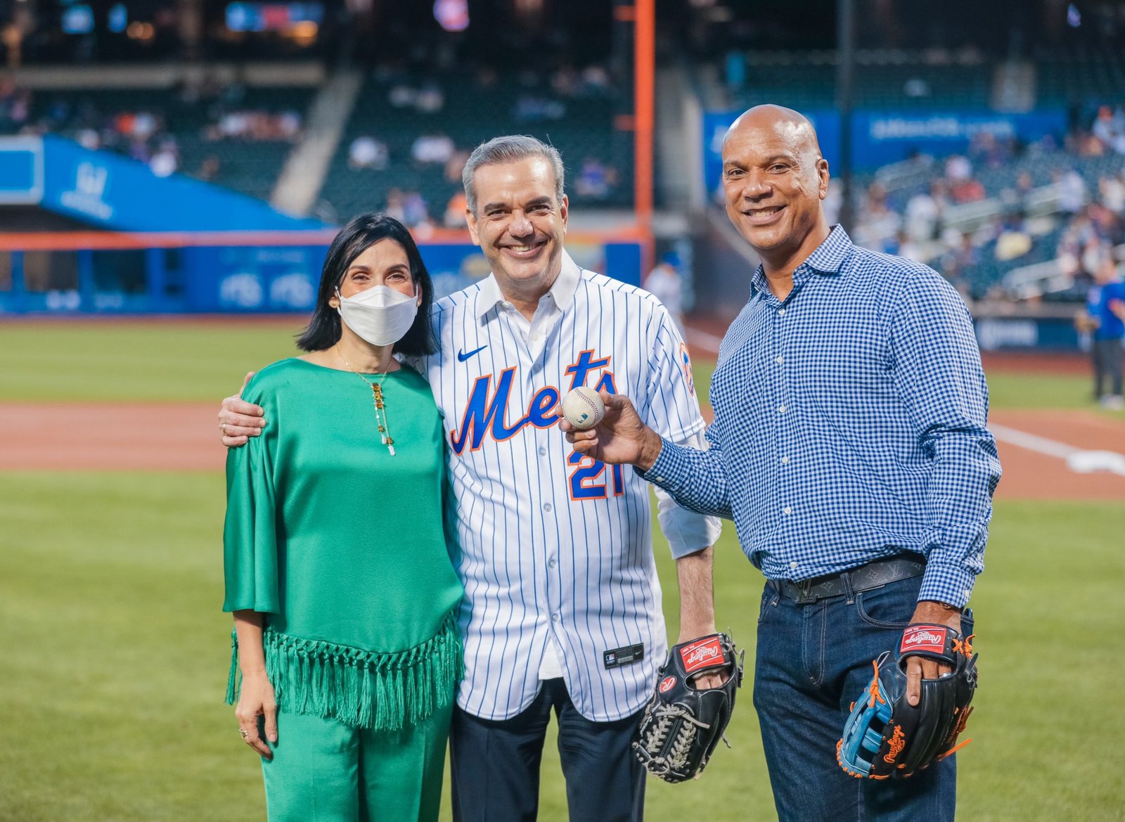 Abinader hace lanzamiento de primera bola en partido de Filis y Mets