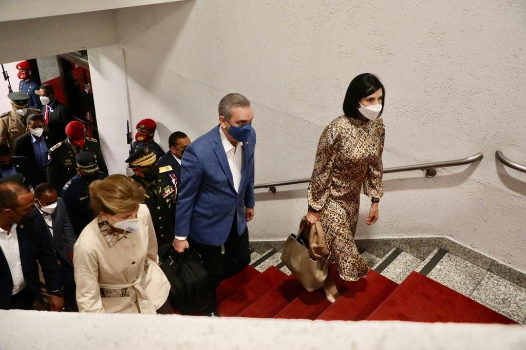 Abinader sale a Nueva York en vuelo comercial para participar en Asamblea de la ONU