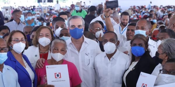 Presidente Abinader entrega 985 certificados de títulos de propiedad en Nigua