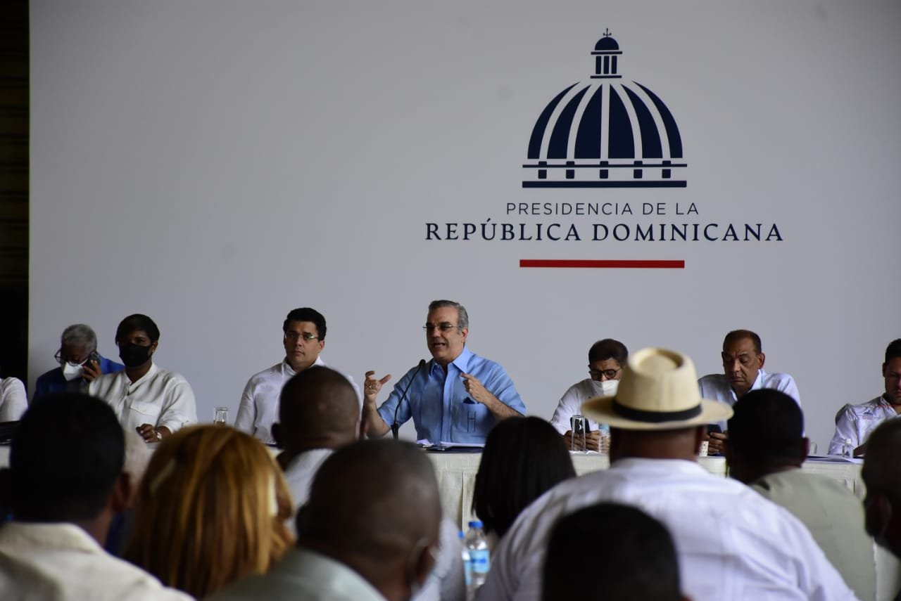 Presidente anuncia inversión de RD mil millones en transformación SDE