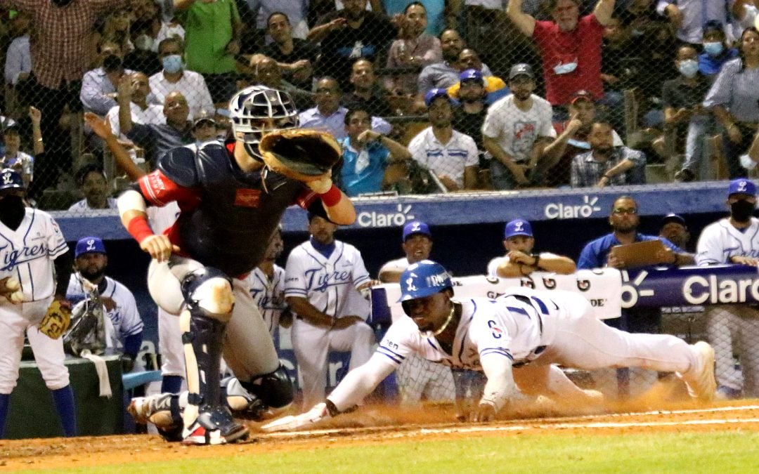 Licey supera al Escogido en el inicio torneo de béisbol Lidom 2021-22