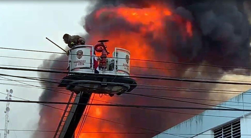 Tres bomberos muertos al intentar controlar un incendio en La Vega