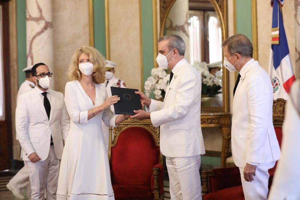 Presidente Luis Abinader recibe cartas credenciales de seis nuevos embajadores 