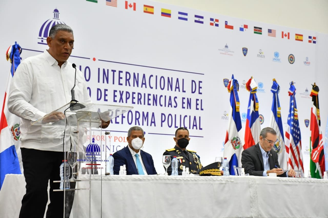 Ministro de Interior y Policía propone agentes entreguen armas concluido el servicio y reducción oficialidad
