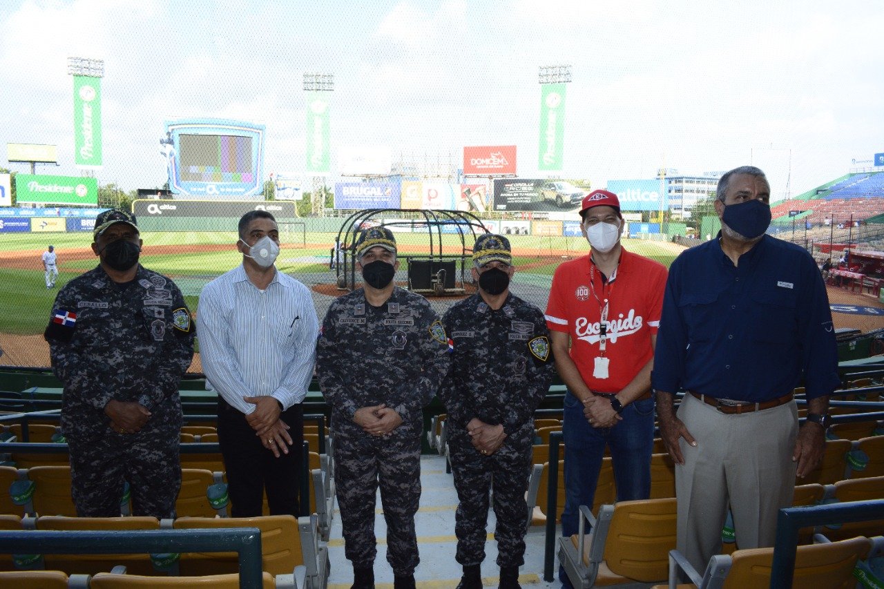 Policía Nacional garantiza seguridad a los asistentes a torneo de béisbol invernal