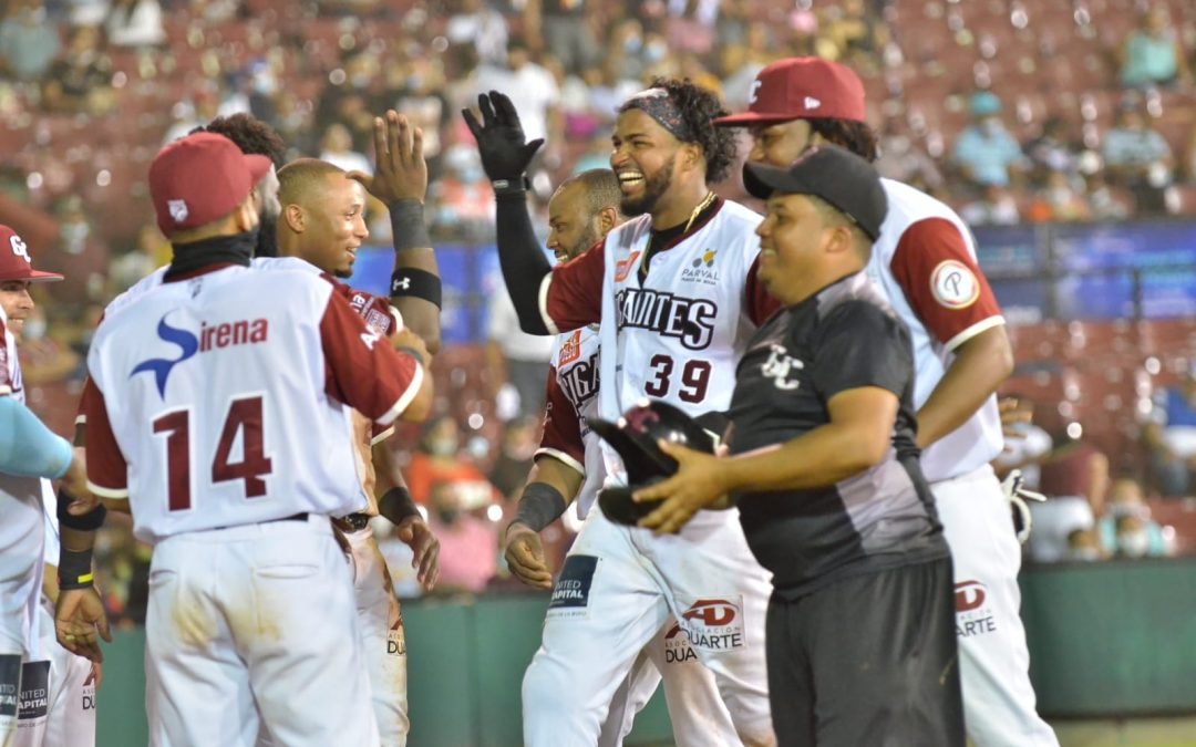 Gigantes apabullan al Licey 10 carreras por 2