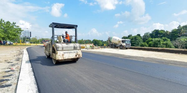 Gobierno inicia trabajos de asfaltado en la provincia San Cristóbal