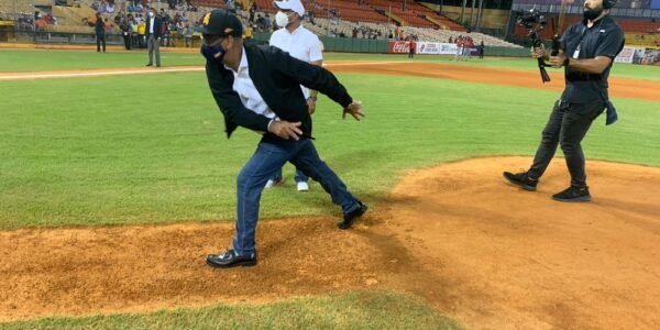 Deligne Ascención realizó lanzamiento de la Primera Bola en El estadio Cibao