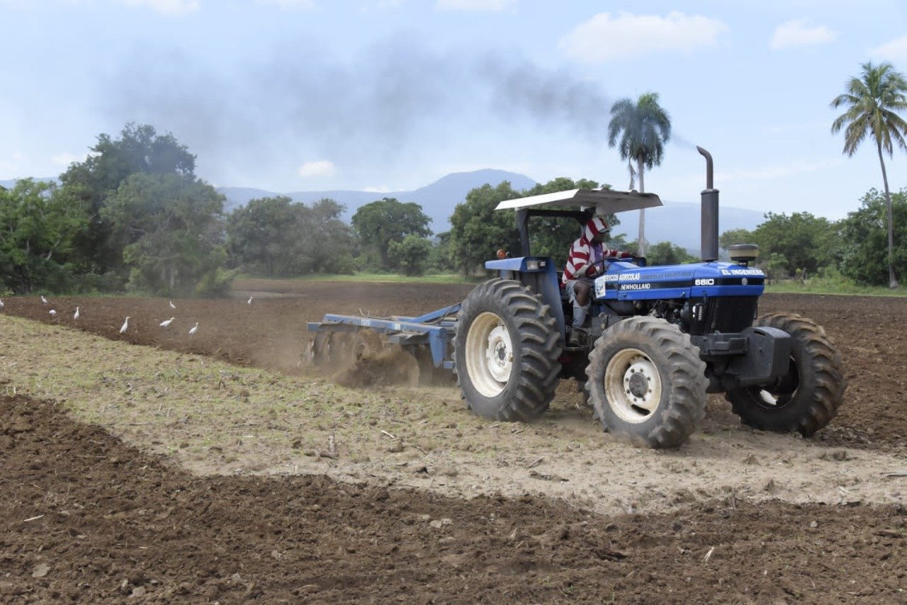 Programa arado gratuito representa ahorro de 450 millones para agricultores