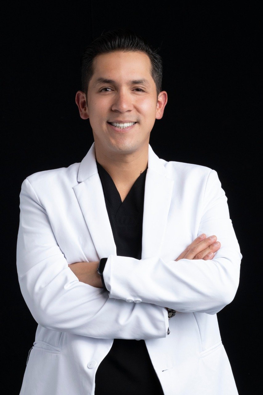 Doctor Álamo Rodríguez, el diseñador de sonrisas que combina lo saludable con lo estético