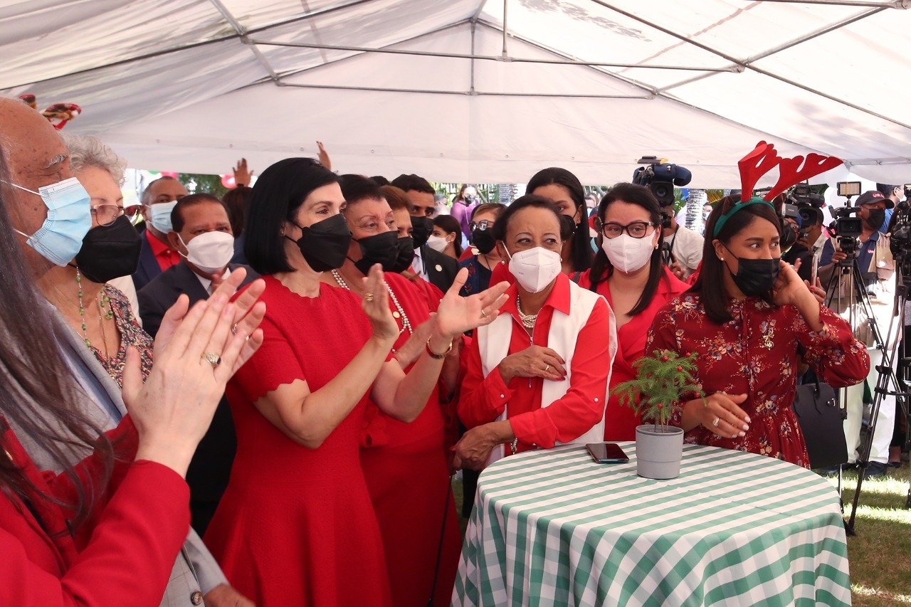 Primera Dama y la directora del Inaipi encabezan encendido del árbol de Navidad