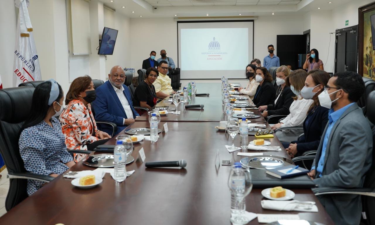 Ministro de Educación presenta a los organismos internacionales el nuevo modelo educativo y situación del Concurso Docente