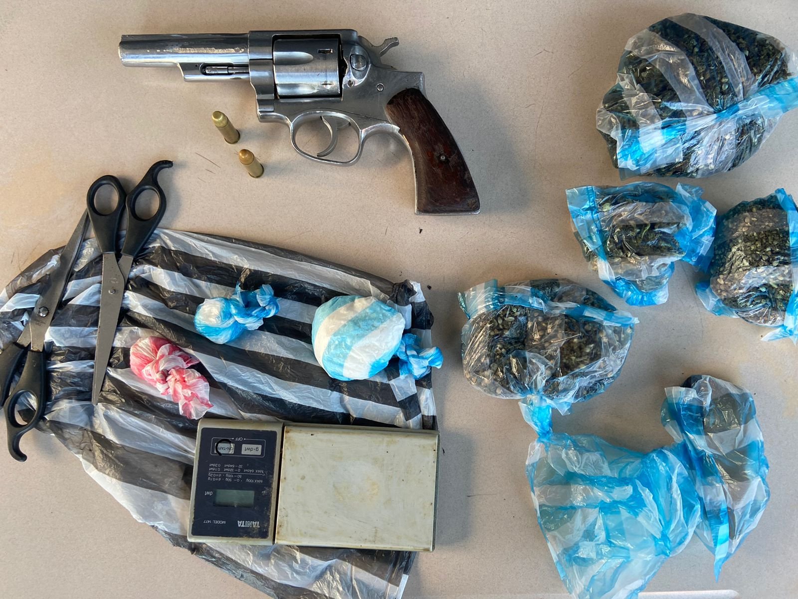 Policía Nacional apresa hombres por posesión de drogas en SDN