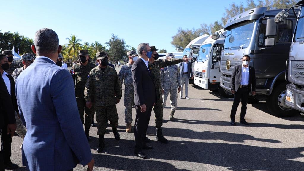 Presidente Abinader entrega 305 vehículos para modernizar parque móvil de las FFAA