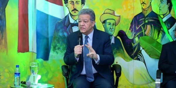 Leonel Fernández da positivo al Covid-19; reitera llamado a la población a vacunarse