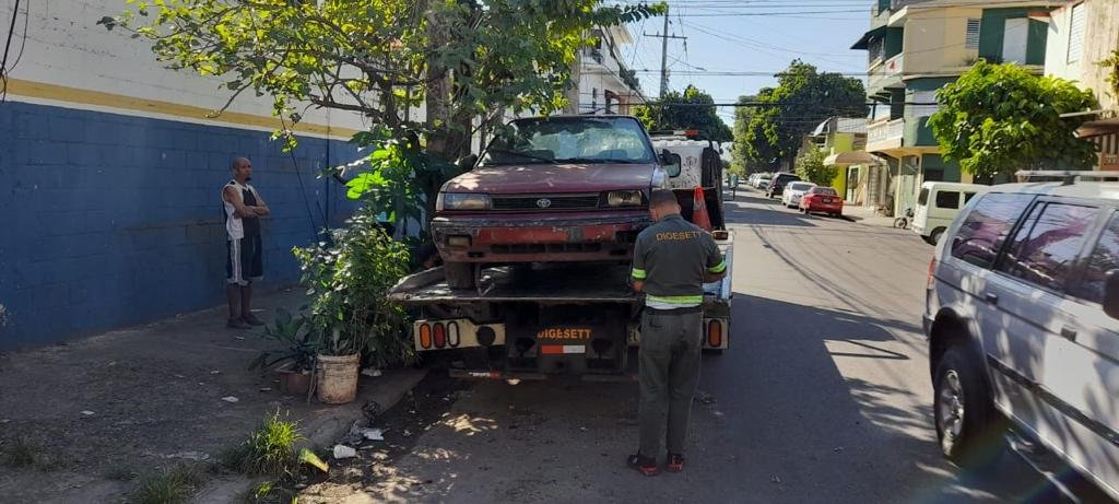 DIGESETT retira chatarras que obstaculizan el tránsito y coloca muros new jersey en aperturas improvisadas