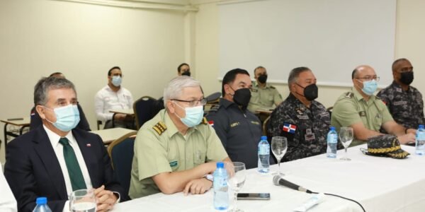 Policía presenta a Carabineros de Chile sistema educativo de la institución durante visita en Escuela para Cadetes en San Cristóbal