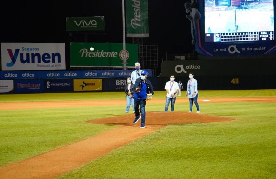 Director de la OMSA lanza primera bola del juego entre Tigres del Licey y Gigantes del Cibao