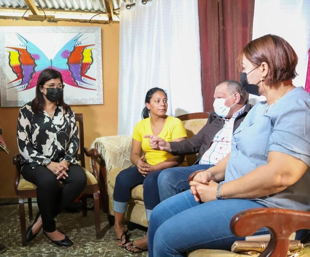 Alcalde Carlos Guzmán dispone ayuda y seguimiento permanente a madre abusada en Cachimán, Villa Mella