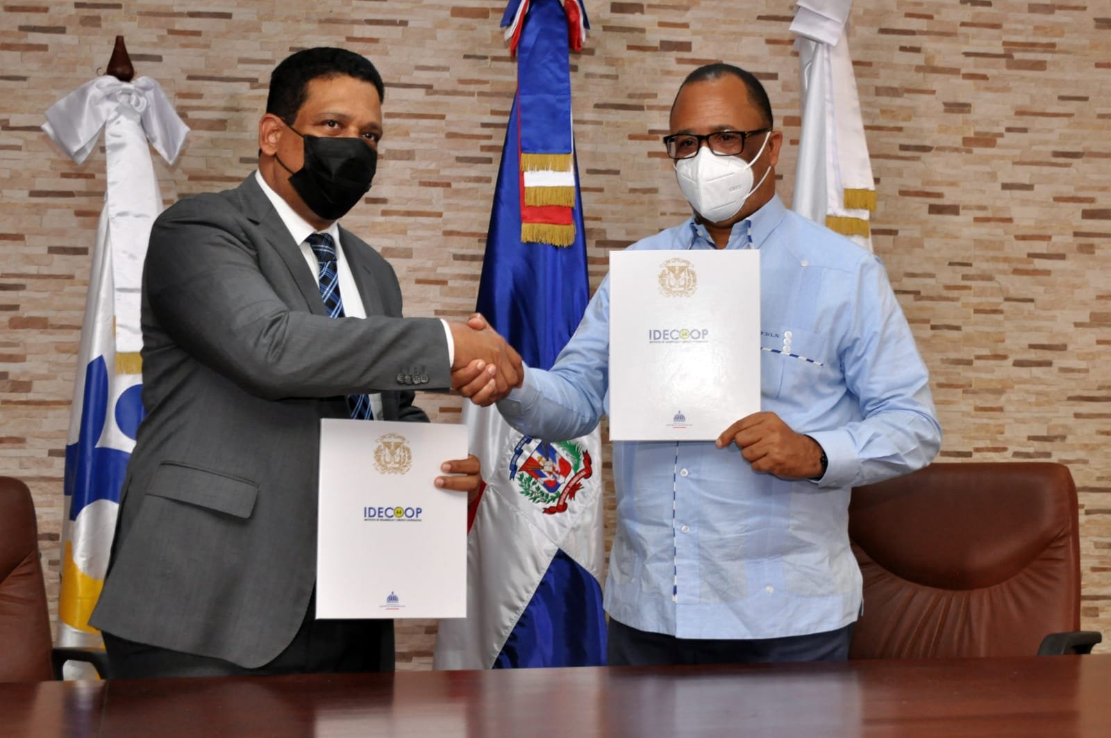 Instituto de Desarrollo y Crédito (IDECOOP) y Contrataciones Públicas, firman acuerdo para convertir las cooperativas en proveedoras del Estado Dominicano.