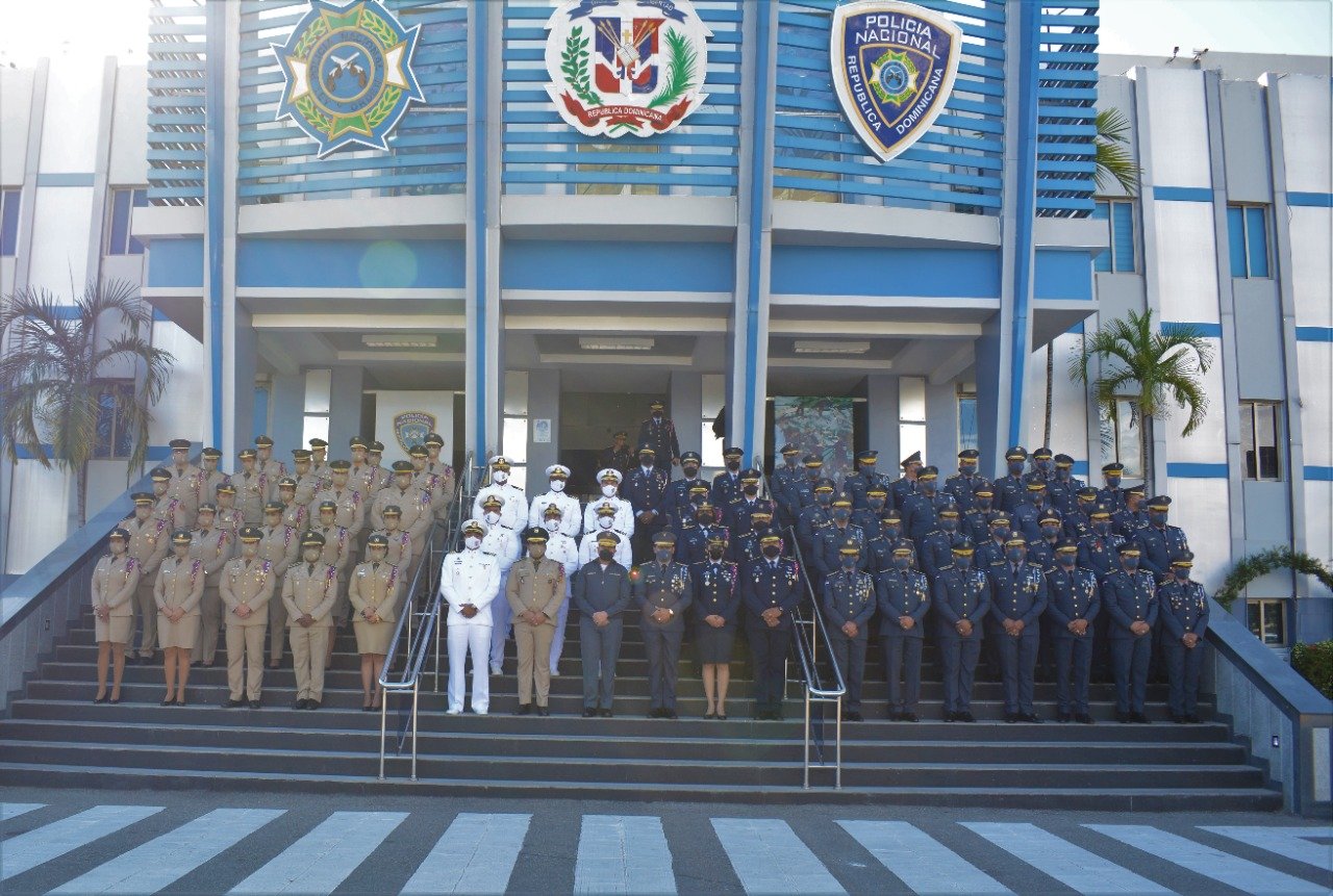 Director PN recibe visita de primera promoción mixta de oficiales superiores del Ministerio de Defensa y de la institución del orden