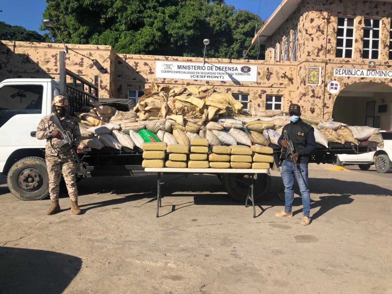 CESFRONT decomisa 190 libras de presumible marihuana en un camión en Dajabón
