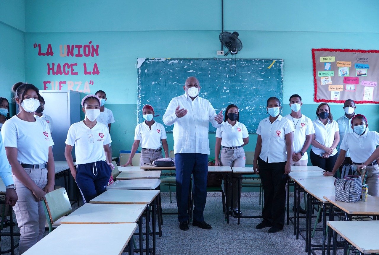 Ministro de Educación supervisa reanudación de clases presenciales y cumplimiento protocolo de bioseguridad