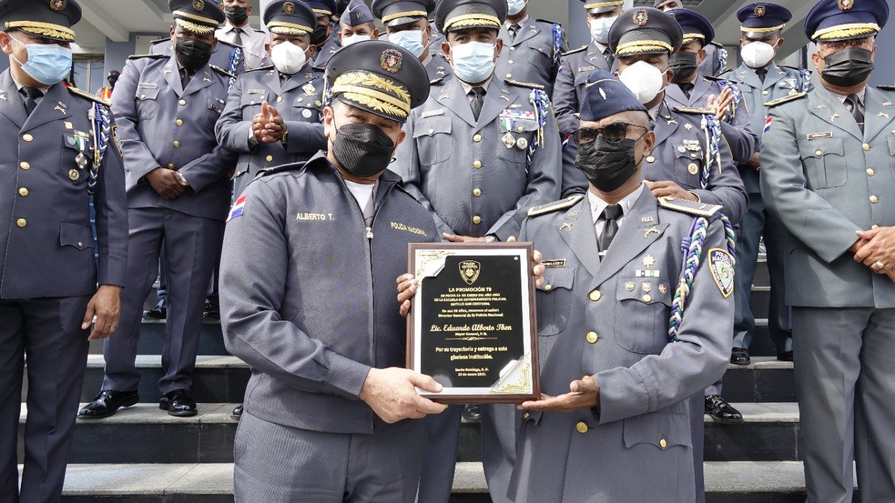 Oficiales de la promoción 79 celebran 30 años de servicio en la Policía Nacional; reconocen a Eduardo Then