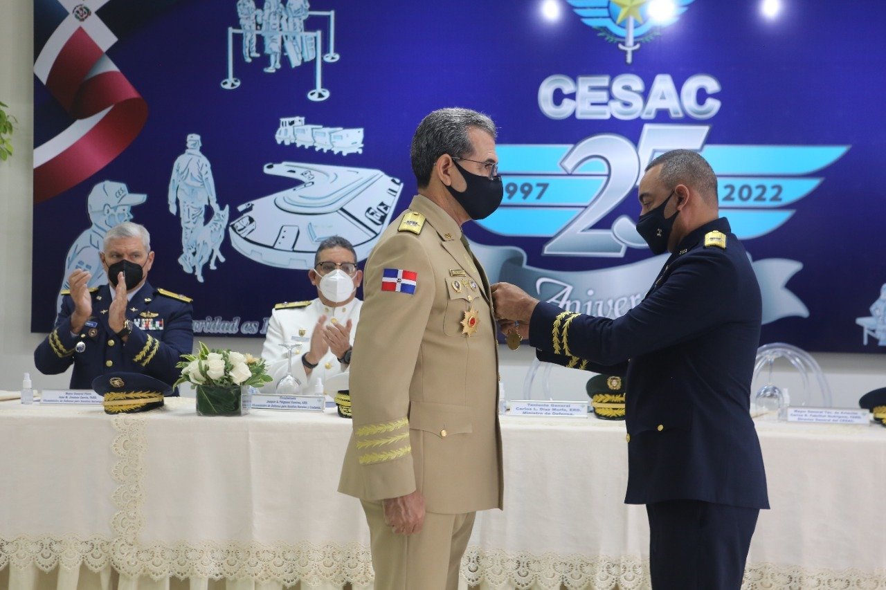CESAC condecora al Ministro de Defensa y Altos Oficiales con “Medalla al Mérito en Seguridad Aviación Civil”