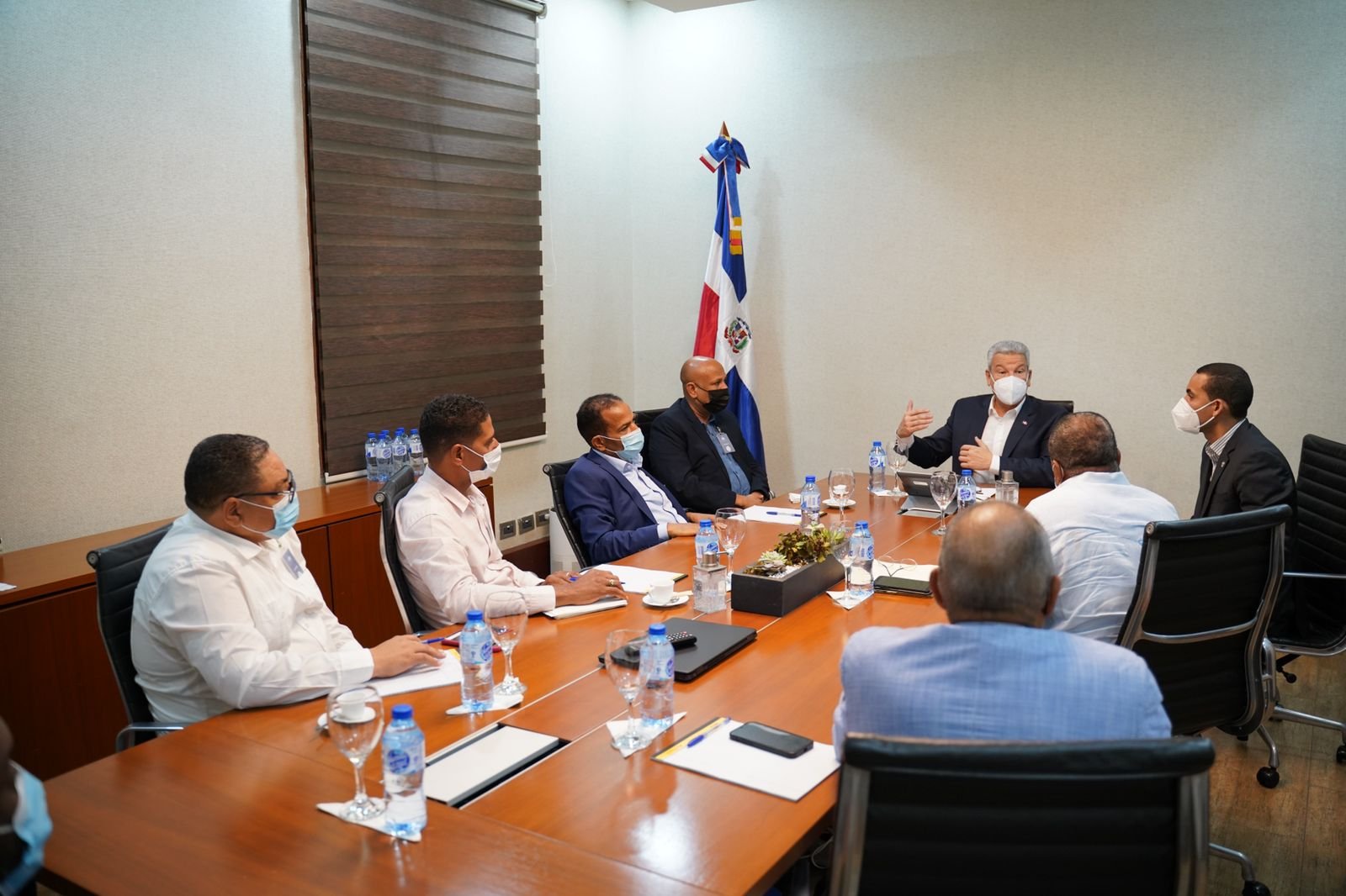 Ministro de la Presidencia se reúne con dirigentes del transporte en busca de solución a incrementos del pasaje