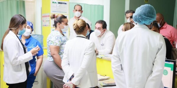 SNS entrega RD$24 millones en equipos a cinco hospitales del Cibao