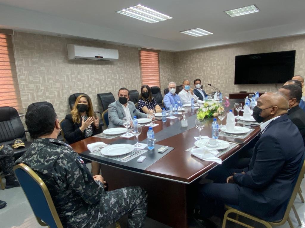 Director general de la Policía Nacional recibe apoyo de ADORA; diseñarán plan estratégico para transmitir mensajes a las comunidades