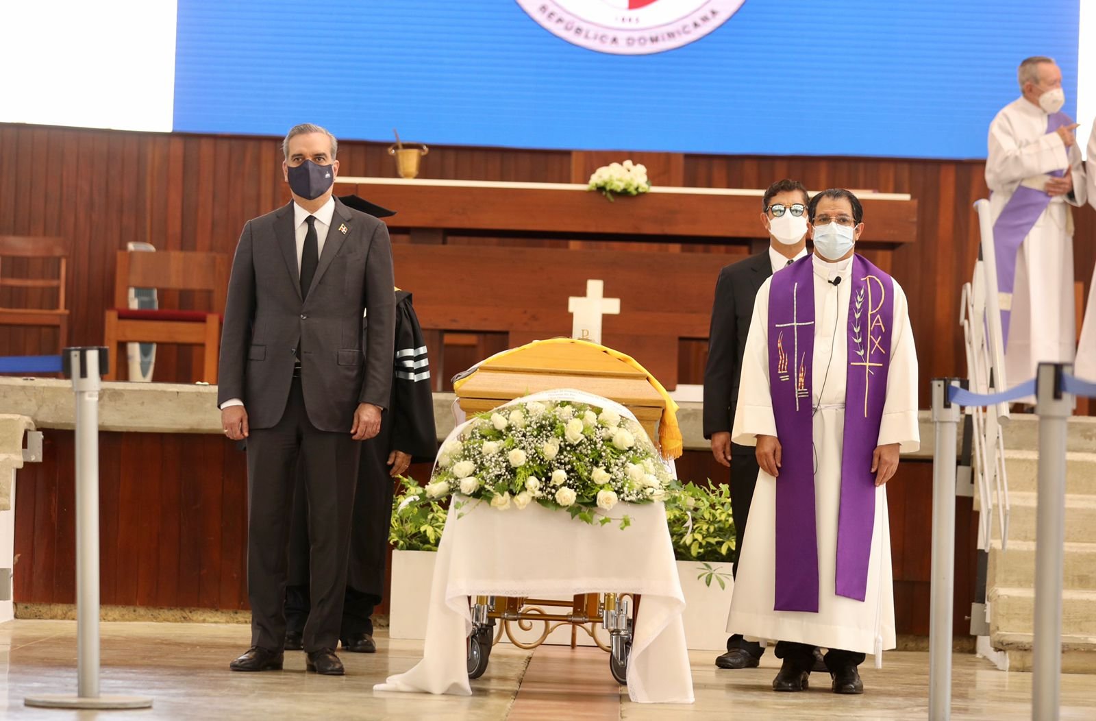 Presidente Abinader asiste a honras fúnebres Monseñor Agripino Núñez y expresa condolencias a sus familiares