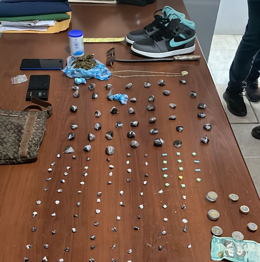 Policía Nacional apresa tres hombres por violencia, posesión ilegal de armas de fuego y drogas