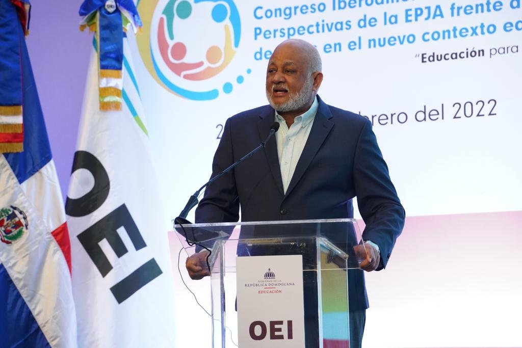 Más de 200 mil personas cursan estudios en centros de educación de adultos, informa el Minerd